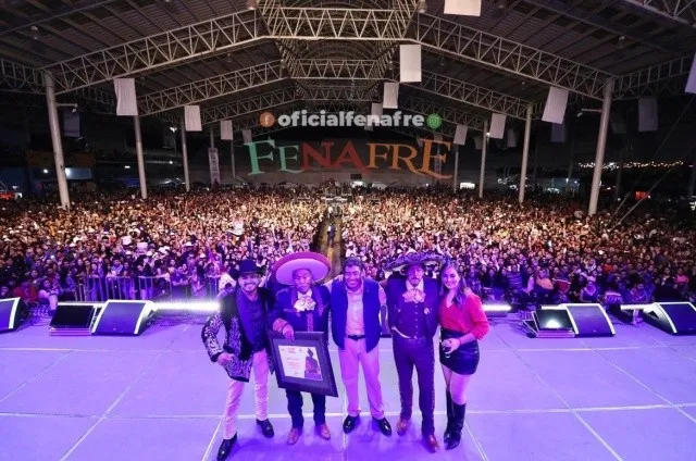 Rogelio Veina junto a Gerardo Ortiz recibiendo un reconocimiento