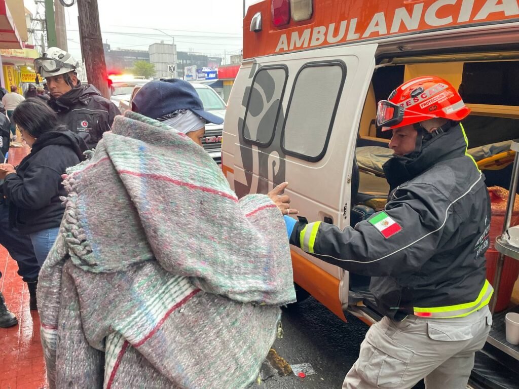 Desde el día de ayer los elementos de protección civil llevaron pan, chocolate caliente y cobijas a las personas en situación de calle de la ciudad de Monterrey.