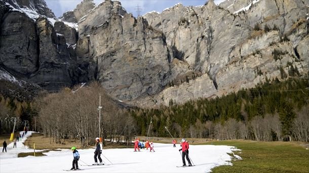 Los alpes suizos son conocidos por recibir visitantes que buscan esquiar en las famosas montañas.