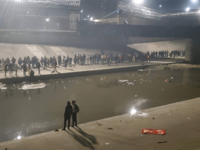 Cientos de migrantes hicieron fila por horas mientras aguantaban las inclemencias del tiempo.