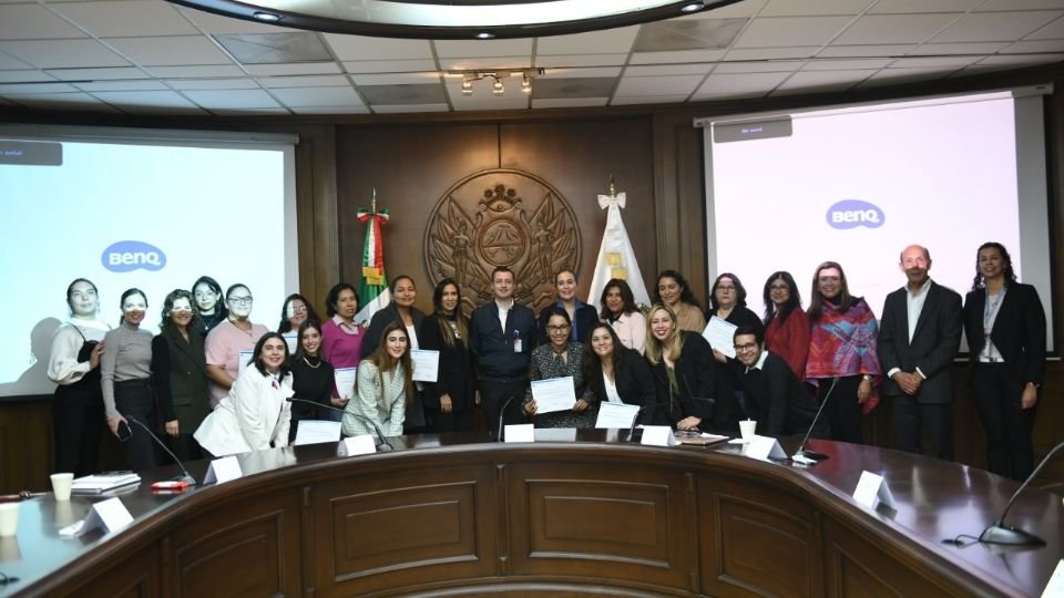 La ceremonia fue llevada a cabo en el salón principal del cabildo municipal de Monterrey.