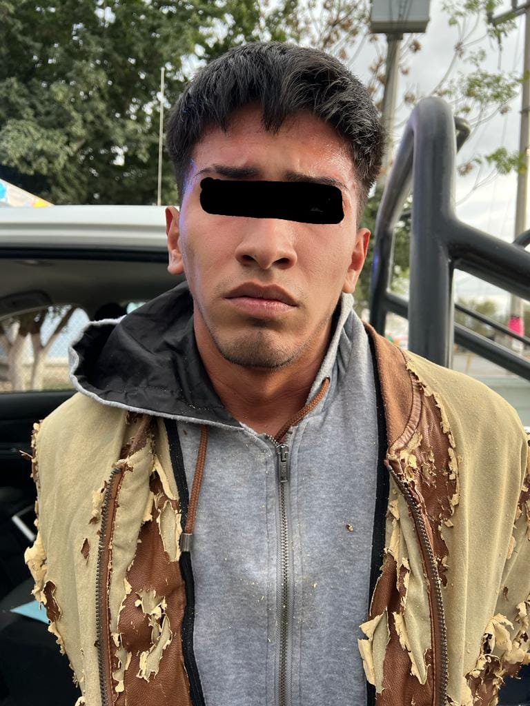 Elementos de seguridad pública del municipio de Escobedo capturan a César "N", quien contaba con por lo menos seis robos en tiendas de conveniencia.