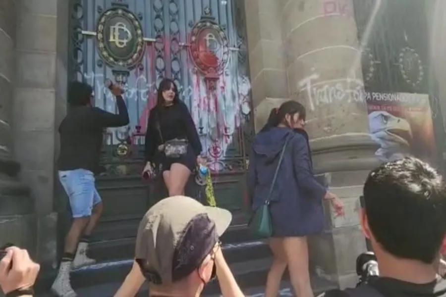 El Congreso de Ciudad de México se viol bandalizado por estos colectivos durante la mañana del martes.