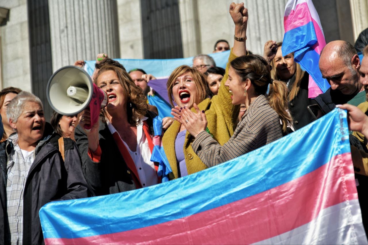 España aprobó la mencionada "Ley Trans" paras beneficiar a todas las personas que buscan su cambio de género en el registro civil.