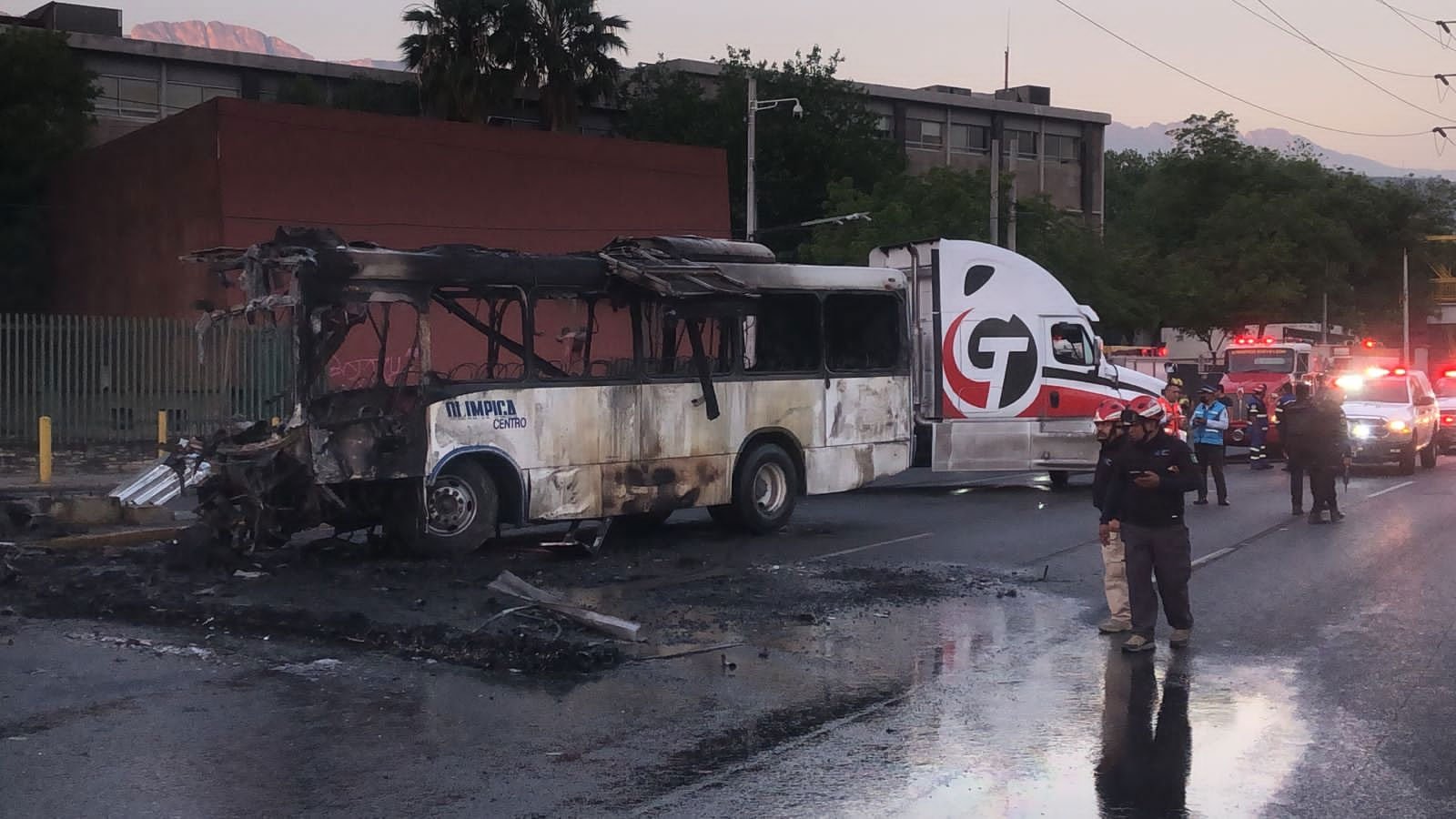 La unidad en llamas provocó el cierre de tres carriles en la avenida Morones Prieto.