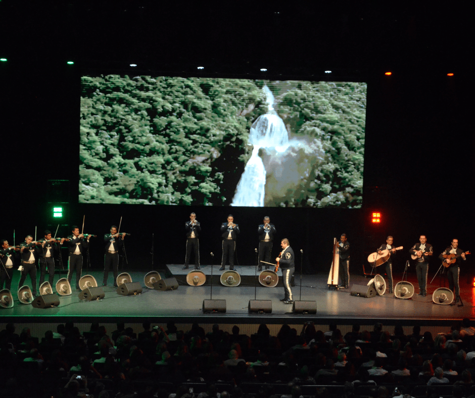 El Mariachi Vargas logró engalanar la noche del viernes una velada espectacular.