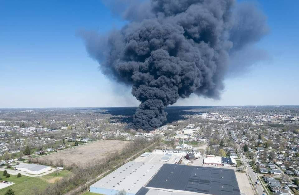 El incendio en Richmond, Indiana, ocasionó columnas de humo tóxico para los pobladores.