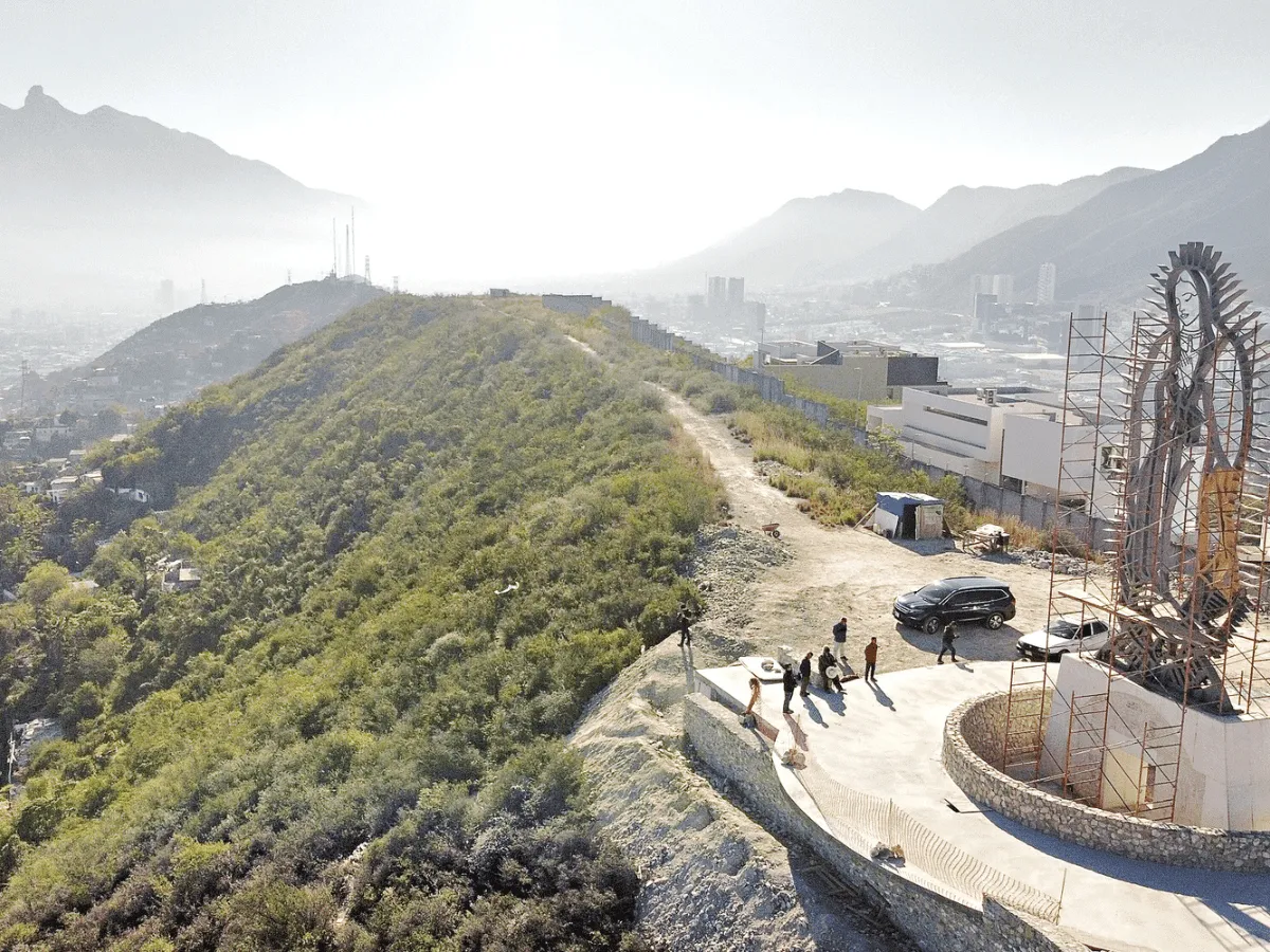 Construcción en Cerro de la Loma Larga