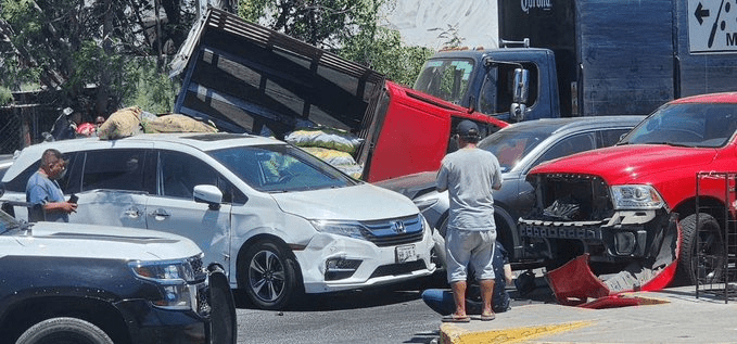 Camion de cerveza pierde los frenos y choca en Avenida Humberto Lobo, SPGG, N.L.