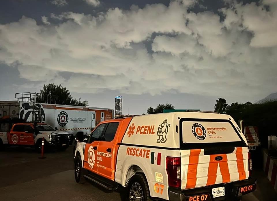 Unidades móviles de Protección Civil de Nuevo León.