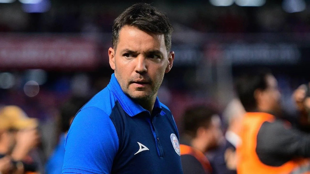 Larcamón critica su salida después de ser despedido del Azul