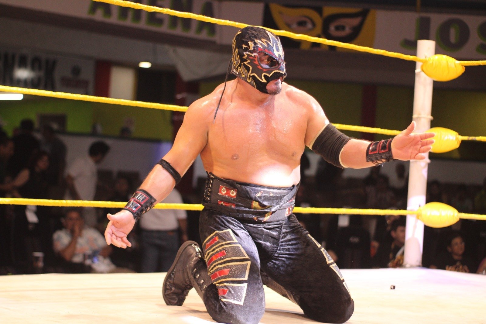 Los Infernales ganan estelar tras quitar máscara a Hechicero