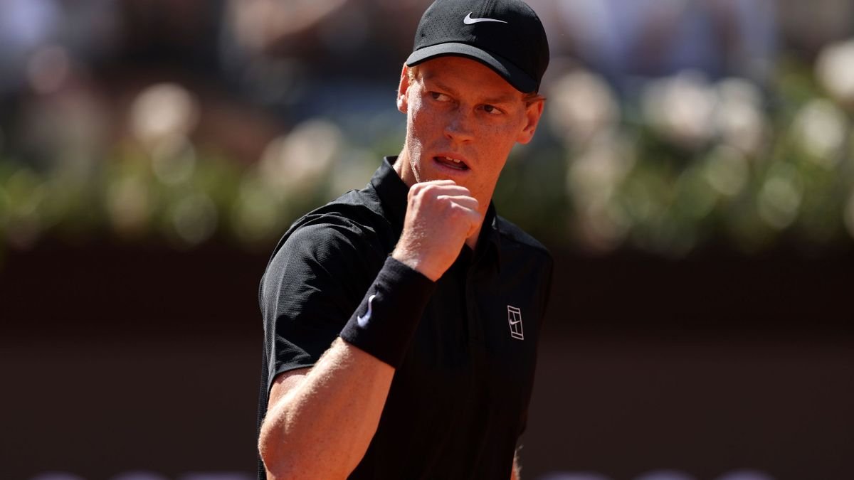 Jannik Sinner firma otra exhibición y va por récord de Novak